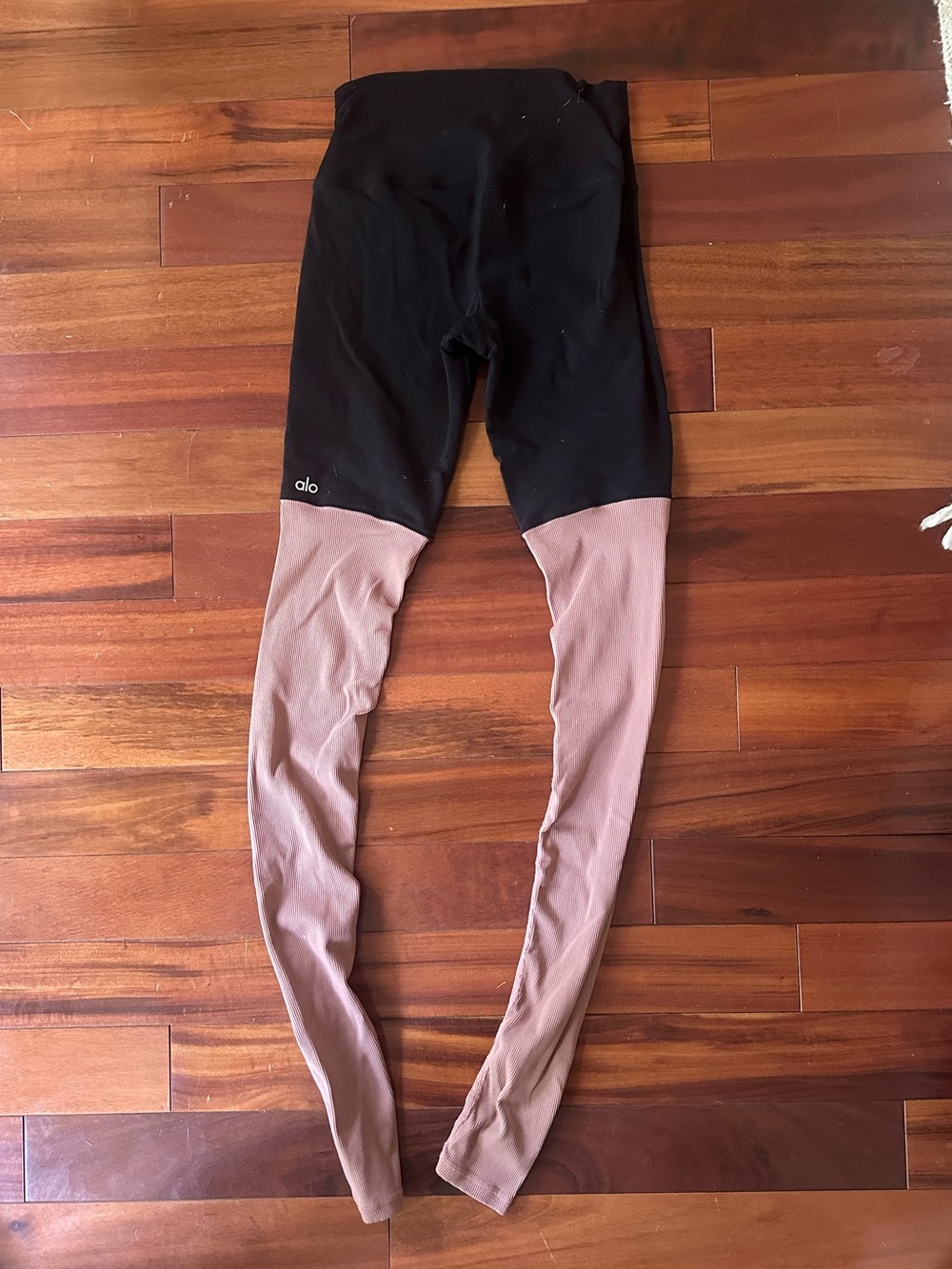 Alo Two-Tone High-Waist Leggings - Black & Mauve